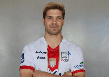 Laços azuis no jogo da UDL a alertar para os maus-tratos a crianças