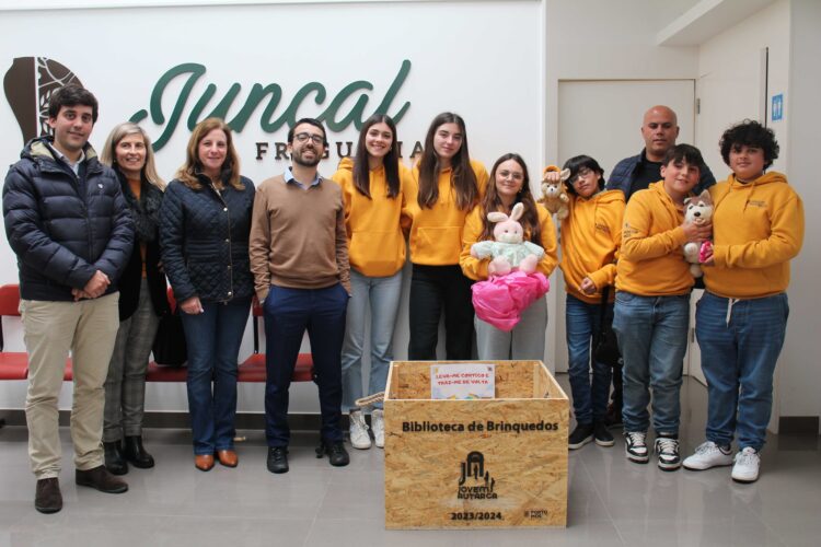 Jovem Autarca de Porto de Mós promove campanha de recolha de brinquedos
