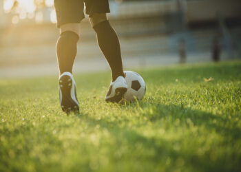 Três adeptos do Sport Lisboa e Marinha identificados por agressões e lançamento de petardos