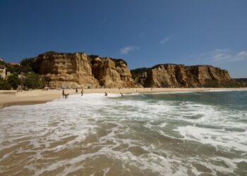Corpo encontrado na praia de Vale Furado pode ser de jovem desaparecido no mar da Vieira