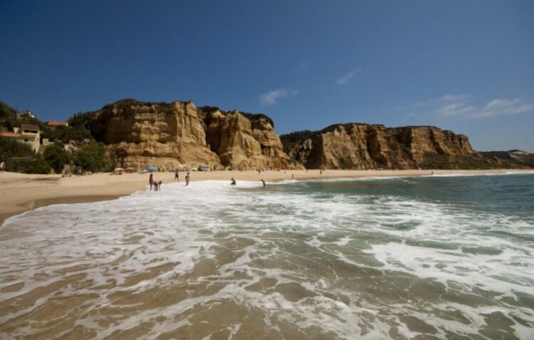 Corpo encontrado na praia de Vale Furado pode ser de jovem desaparecido no mar da Vieira