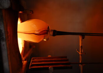 Conferência debate trabalho vidreiro à boca do forno, na Marinha Grande