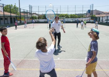 De volante e raquete nas mãos, crianças aprendem badminton entre brincadeiras