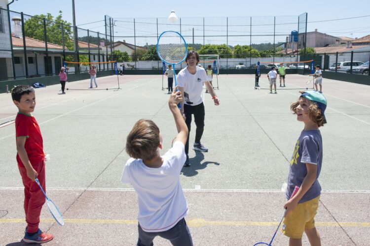 De volante e raquete nas mãos, crianças aprendem badminton entre brincadeiras