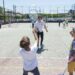 De volante e raquete nas mãos, crianças aprendem badminton entre brincadeiras