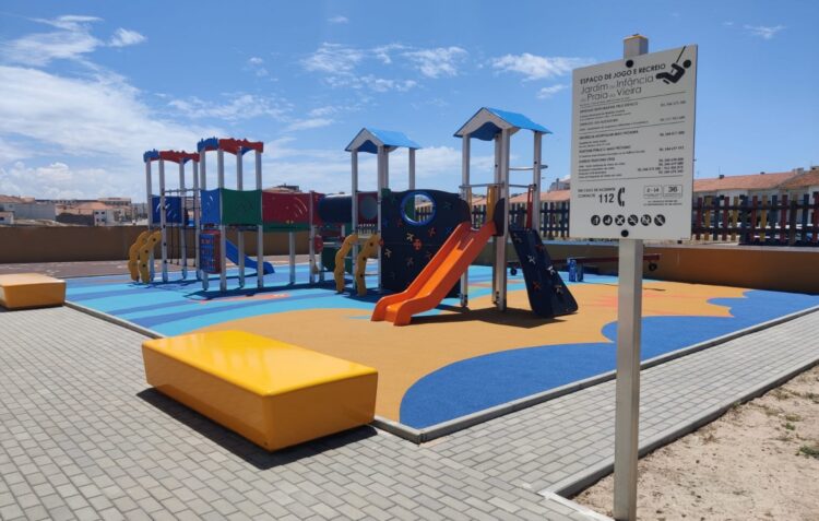 Escola Básica de Praia da Vieira ganha novo espaço de jogo e recreio