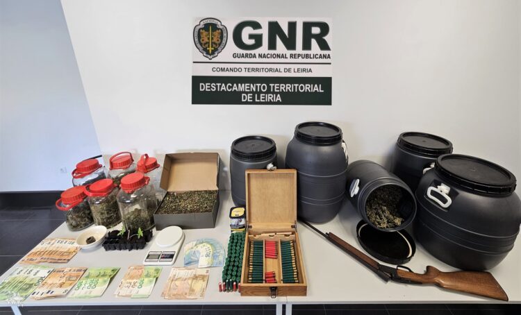 Homem de 64 anos detido por tráfico de droga e posse ilegal de arma em Porto de Mós