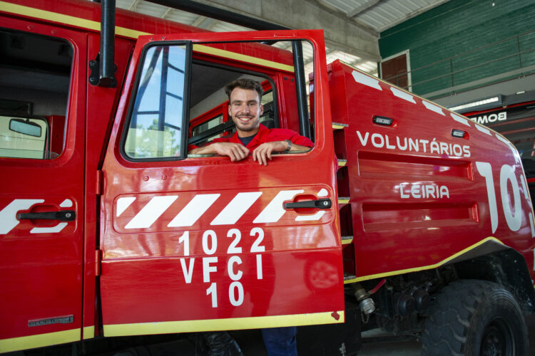 A chama que acende o altruísmo dos jovens bombeiros