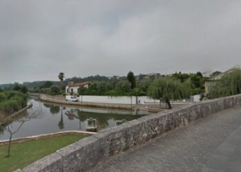 Pais e encarregados de educação convidam comunidade a ajudar a limpar zona da ponte na Redinha