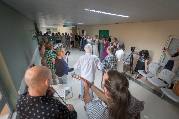 Utentes e profissionais da Unidade de Dor  do hospital protagonizam performance musical