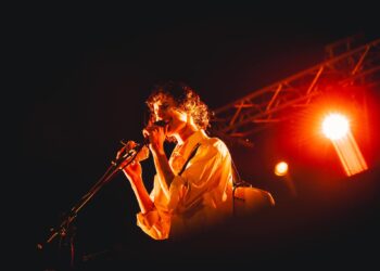 Cinco datas nos Estados Unidos para cantora e compositora de Leiria