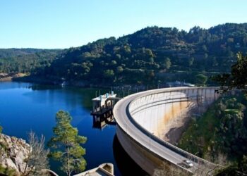 Concelhos de Leiria admitem acção judicial contra parque de painéis fotovoltaicos na Barragem do Cabril