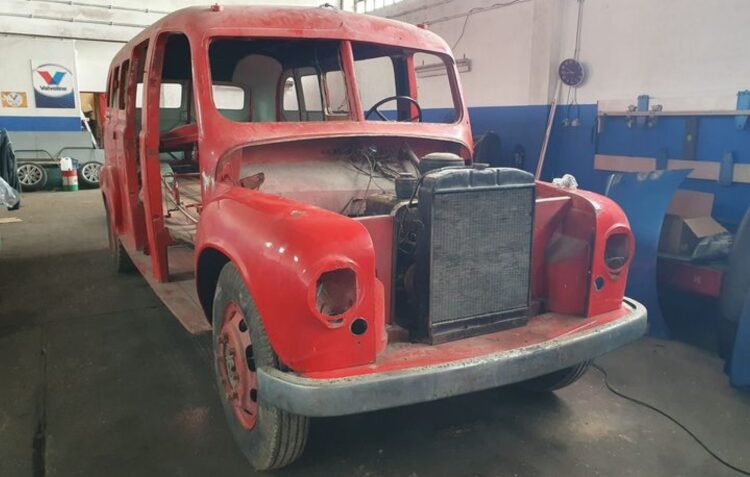 Bombeiros de Porto de Mós pedem ajuda para recuperar viatura histórica