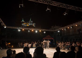 Teatro de rua em Porto de Mós com sete grupos a celebrar a liberdade