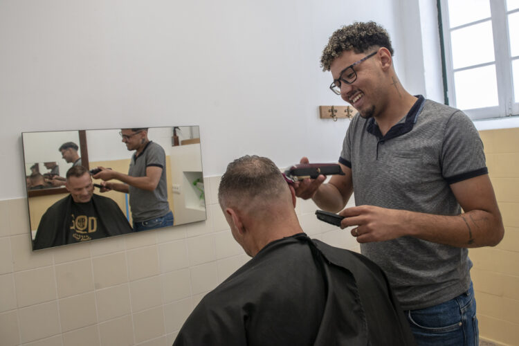 Barbeiro cumpre serviço comunitário na PSP e defende polícias sempre que pode