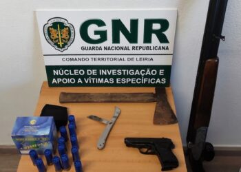 Jovem de 19 anos detido por violência doméstica em Porto de Mós