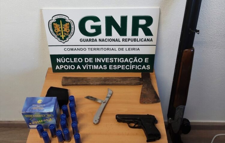 Jovem de 19 anos detido por violência doméstica em Porto de Mós