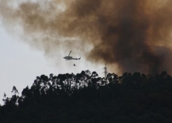 Incêndio em Espite envolve dez meios aéreos