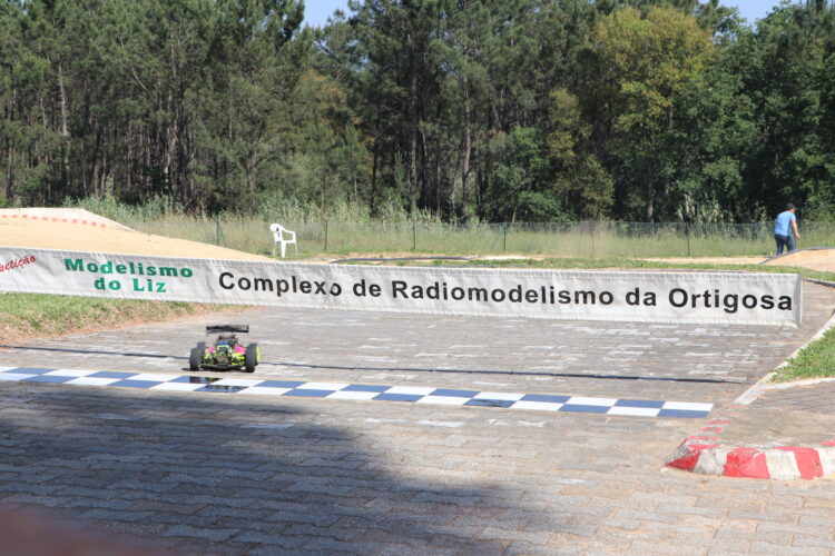 Carros de modelismo fazem-se ouvir hoje na pista da Ortigosa, em Leiria