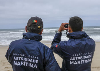 Prosseguem buscas pelos pescadores desaparecidos ao largo da praia do Samouco, na Marinha Grande