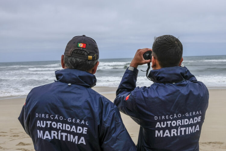 Prosseguem buscas pelos pescadores desaparecidos ao largo da praia do Samouco, na Marinha Grande