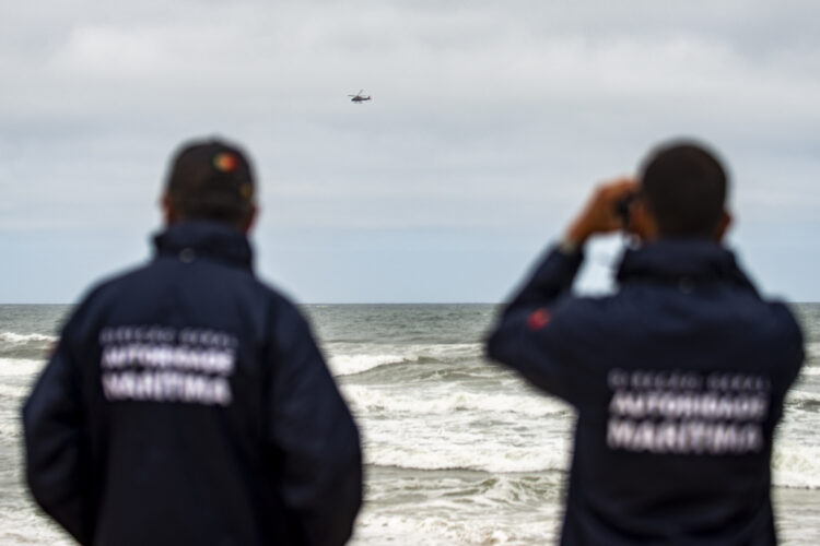 Autoridades vão abrir inquérito para perceber o que motivou adornamento do Virgem Dolorosa ao largo da Praia do Samouco