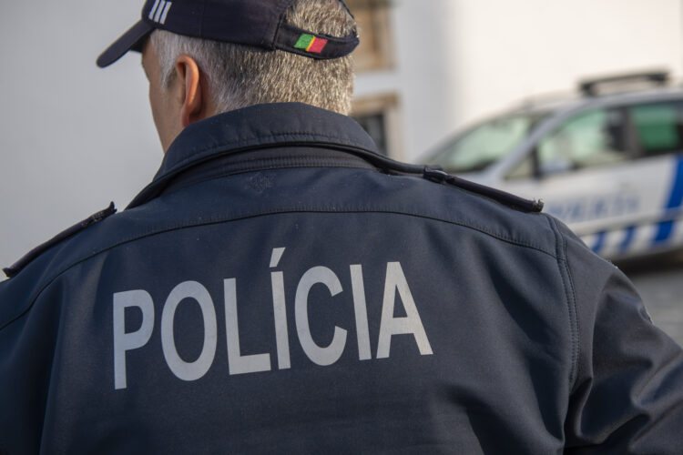 Homem detido por agredir pai com uma faca de cozinha