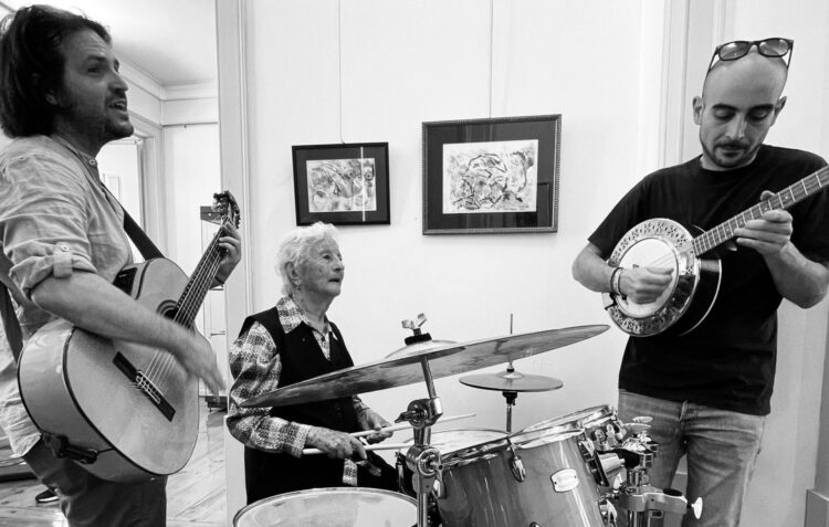 SAMP. Idosos a gravar tradições e o incrível caso de Maria Campos, a baterista de 92 anos