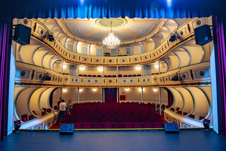 Teatros históricos deslumbram na era do ecrã miniatura