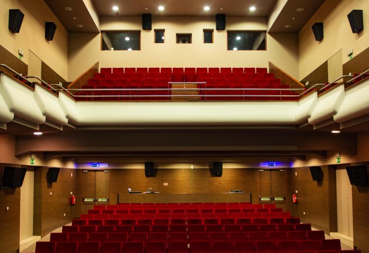 Marinha Grande CDU questiona contratos para o Teatro Stephens