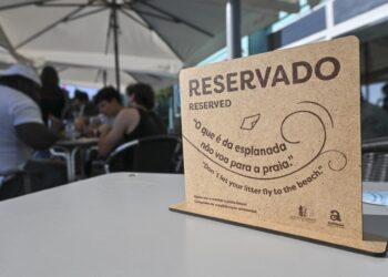 Na Foz do Arelho, “O que é da esplanada não voa para a praia”