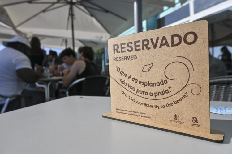 Na Foz do Arelho, “O que é da esplanada não voa para a praia”
