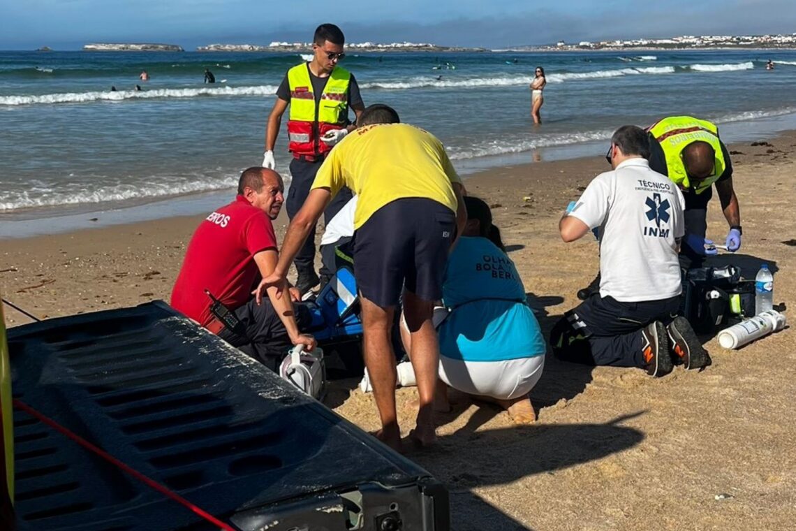 Mulher sentiu-se mal e foi assistida na praia da Cova da Alfarroba em Peniche