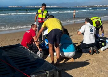 Mulher sentiu-se mal e foi assistida na praia da Cova da Alfarroba em Peniche