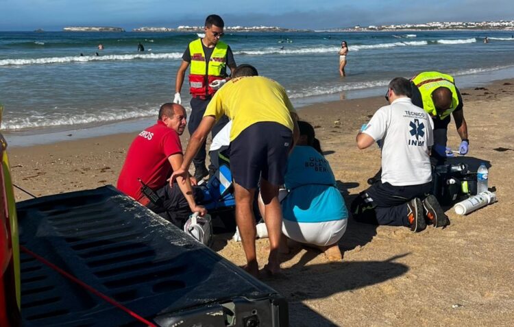 Mulher sentiu-se mal e foi assistida na praia da Cova da Alfarroba em Peniche