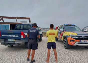Corpo de homem aparece a boiar na baía de São Martinho do Porto