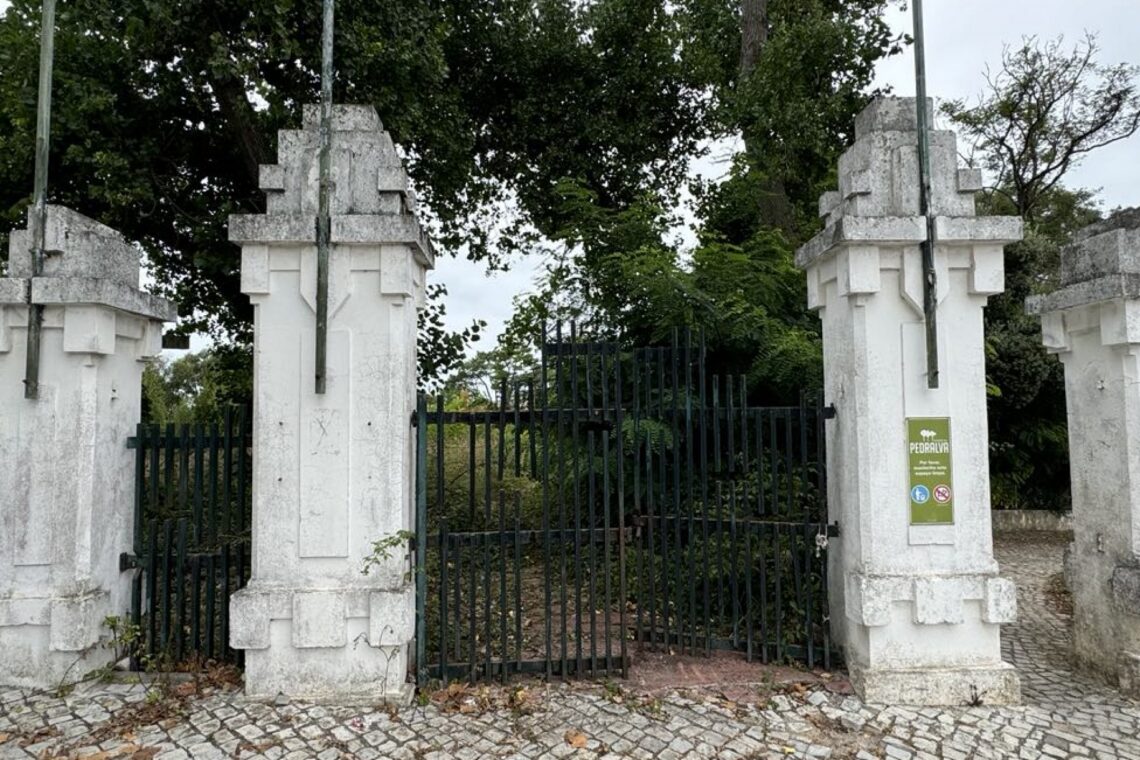 O Parque da Pedralva situa-se junto à entrada principal da Capela de Nossa Senhora dos Anjos, com vista privilegiada sobre a costa