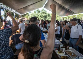 Avante, uma festa com concertos, pão com chouriço, família e muita cultura