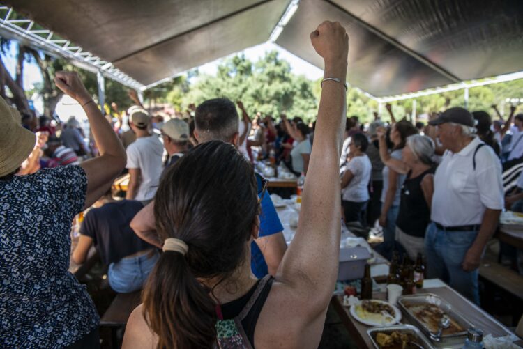 Avante, uma festa com concertos, pão com chouriço, família e muita cultura