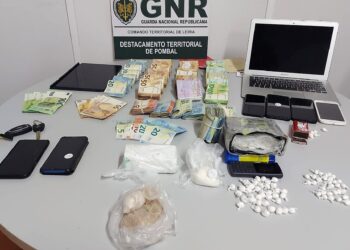 Suspeitos apanhados com 6.560 doses de droga e 108.904 euros em Leiria e Pombal