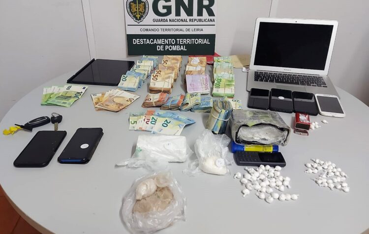 Suspeitos apanhados com 6.560 doses de droga e 108.904 euros em Leiria e Pombal