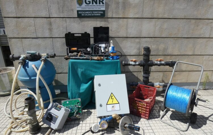 GNR apreende material furtado a dois homens em exploração agrícola em Óbidos
