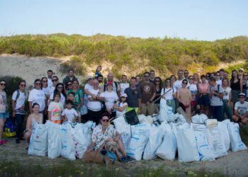 Voluntários retiram mais de 300 quilos de lixo da Praia do Samouco