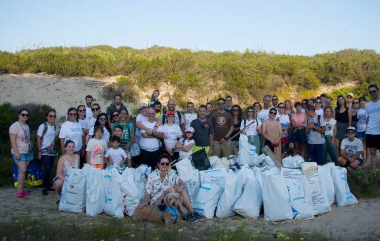 Voluntários retiram mais de 300 quilos de lixo da Praia do Samouco