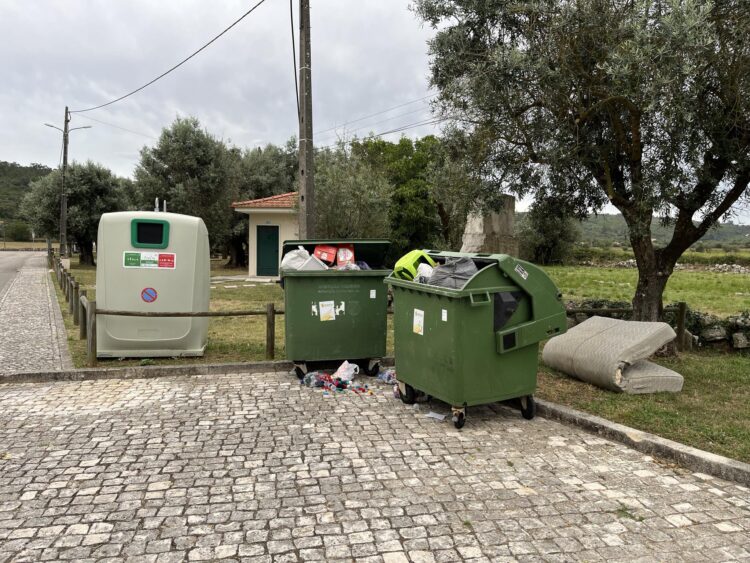 Falhas na recolha de lixo  motivam queixas  em Porto de Mós