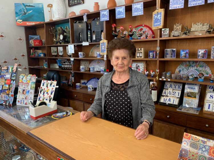 Lurdes Ribeiro, célebre comerciante da Batalha que já recebeu a rainha