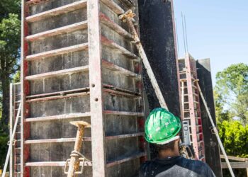 Das obras à informática, jovens trocam férias pela experiência de trabalho
