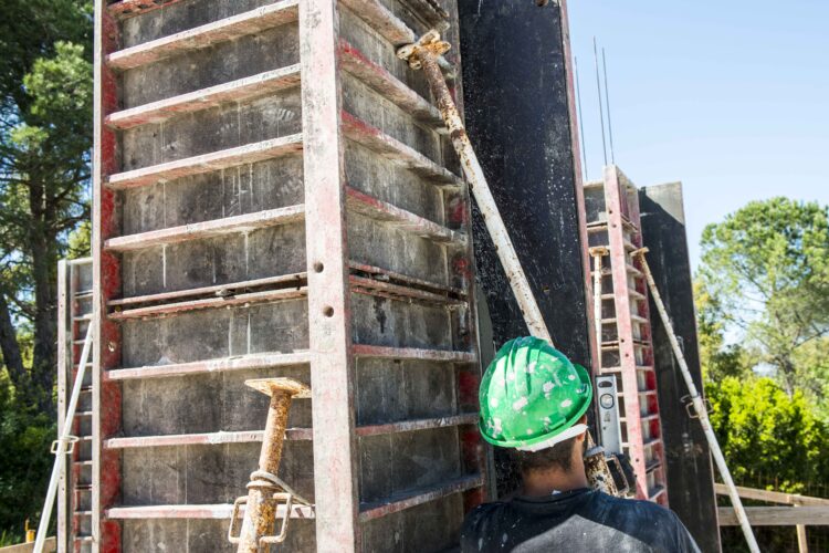 Das obras à informática, jovens trocam férias pela experiência de trabalho