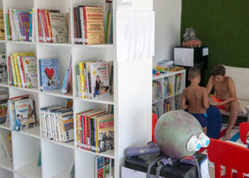 Entre um romance e um triller à beira-mar, a leitura não tira férias