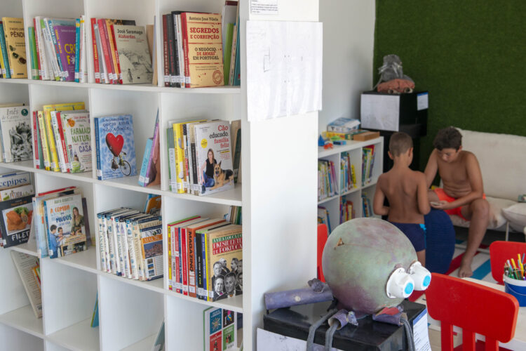 Entre um romance e um triller à beira-mar, a leitura não tira férias